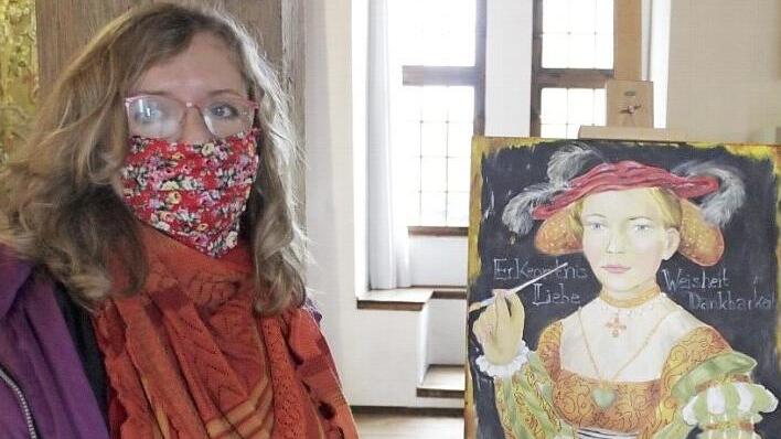 Workshopleiterin Claudia Dedden mit ihrer Bearbeitung von Lucas Cranachs "Allegorie des Glaubens".