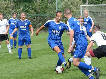 Allerhand Zuschauer hat Sulzthals Alexander Unsleber (am Ball) bei seinem T&auml;nzchen durch die Bad Br&uuml;ckenauer Reihen. Zu sp&auml;t kommen in dieser Szene Daniel Schill und Jens Kleinheinz (rechts). Foto: ssp