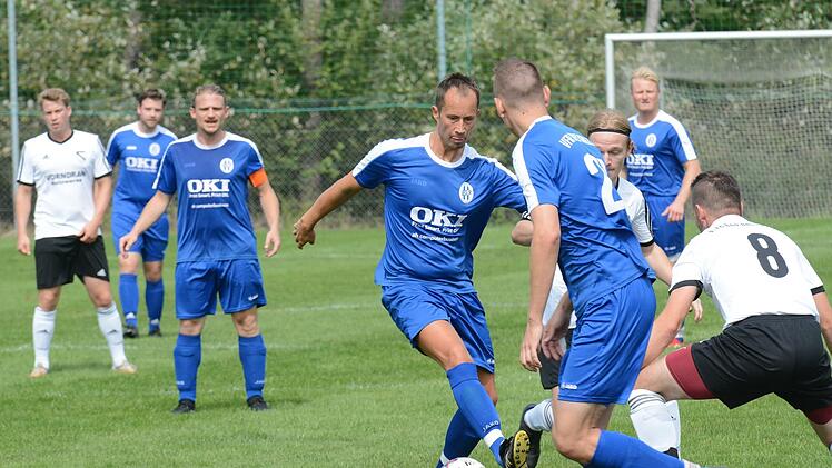 Allerhand Zuschauer hat Sulzthals Alexander Unsleber (am Ball) bei seinem T&auml;nzchen durch die Bad Br&uuml;ckenauer Reihen. Zu sp&auml;t kommen in dieser Szene Daniel Schill und Jens Kleinheinz (rechts). Foto: ssp