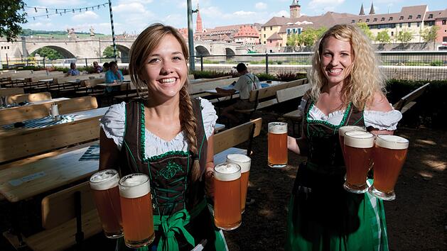 Der Biergarten am Alten Kranen ist eine der Locations, die einen tollen Blick auf die W&uuml;rzburger Altstadt gew&auml;hren.