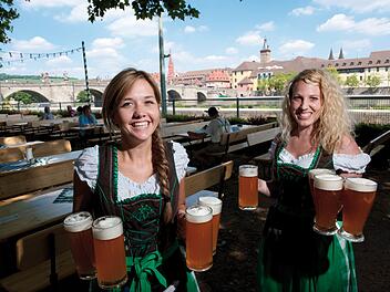 Der Biergarten am Alten Kranen ist eine der Locations, die einen tollen Blick auf die Würzburger Altstadt gewähren.