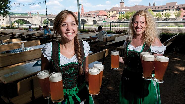 Der Biergarten am Alten Kranen ist eine der Locations, die einen tollen Blick auf die Würzburger Altstadt gewähren.