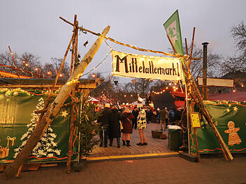 Festlicher Glanz auf dem Fürther Mittelaltermarkt in der Innenstadt