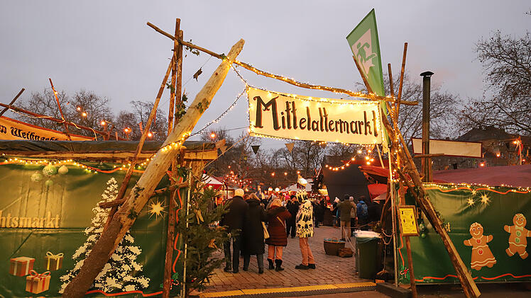 Festlicher Glanz auf dem Fürther Mittelaltermarkt in der Innenstadt