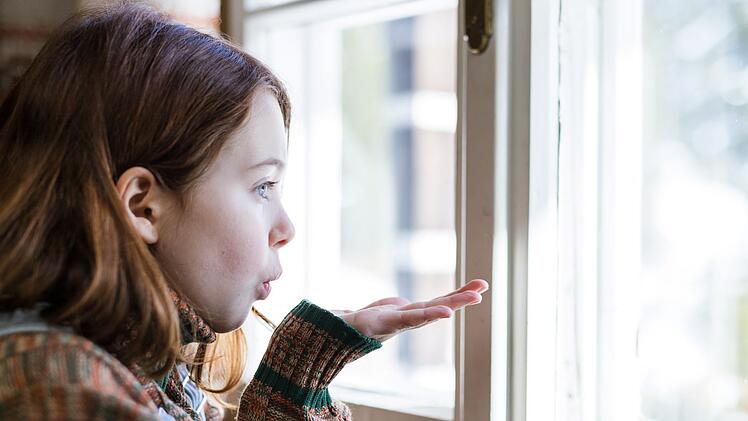 Ob's funktioniert? Nina (Lotta Herzog) vermisst ihre Mama und schickt ihr einen Kuss. Ob man Weihnachten dann doch vereint sein wird? Wer die Genreregeln des Weihnachtsfilms kann, darf optimistisch sein.