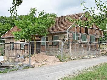 Die alte Büttnerei aus Sulzthal wird im Fränkischen Freilandmuseum Fladungen neu aufgebaut. In den vergangenen Monaten wurde der Rohbau erstellt. Bereits 2014 soll die Büttnerei dann für die Öffentlichkeit zugänglich sein.  Fotos: Hanns Friedrich