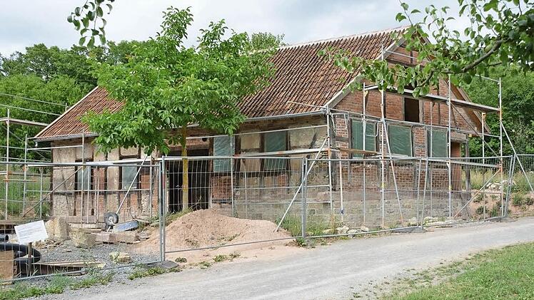 Die alte Büttnerei aus Sulzthal wird im Fränkischen Freilandmuseum Fladungen neu aufgebaut. In den vergangenen Monaten wurde der Rohbau erstellt. Bereits 2014 soll die Büttnerei dann für die Öffentlichkeit zugänglich sein.  Fotos: Hanns Friedrich