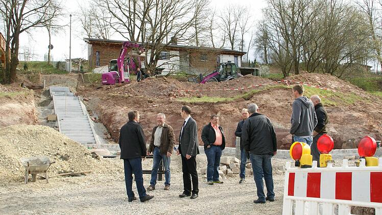 Die lange gewünschte Treppe, die das Dippacher Siedlungsgebiet "Hoffelder II" besser an den Ortskern anbindet, wird im Juni fertig, ebenso der Wendekreis an ihrem Fuß. So sind dann rechts und links der Treppe je ein neuer Bauplatz erschlossen.