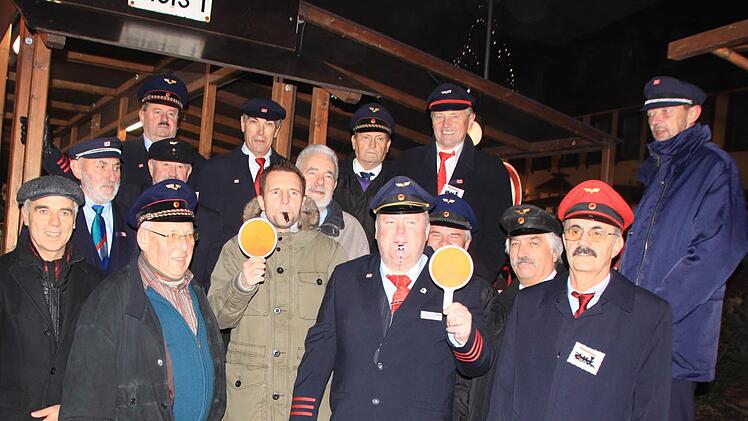 Die Kameradschaft der Zugbegleiter und Bürgermeister Andreas Hügerich (vorn, Dritter von links) geben den Start-Pfiff. Foto: Matthias Einwag