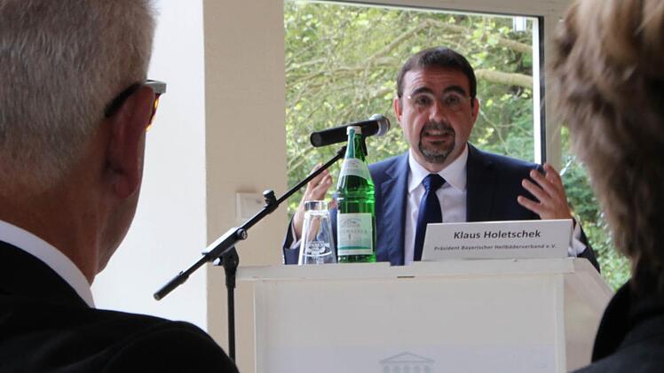 Klaus Holetschek, Präsident des Bayerischen Heilbäderverbandes, referiert über die Zukunft der Kurorte. Foto: Ulrike Müller