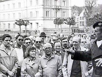 An so einem runden Geburtstag werden Erinnerungen wach: Arnfried Fischer (zwischen Peter Reingruber und Hans Heinrich Ulmann, 2. Reihe) gehörte am 26. April 1986 zur Politprominenz, die Altbundespräsident Karl Carstens auf seiner Wanderung durch das Coburger Land begleitete.