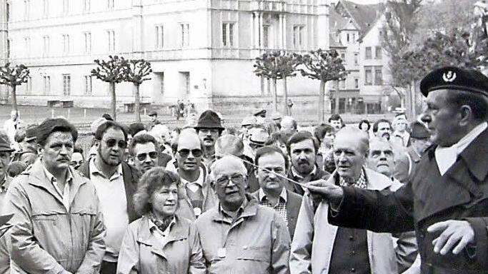 An so einem runden Geburtstag werden Erinnerungen wach: Arnfried Fischer (zwischen Peter Reingruber und Hans Heinrich Ulmann, 2. Reihe) gehörte am 26. April 1986 zur Politprominenz, die Altbundespräsident Karl Carstens auf seiner Wanderung durch das Coburger Land begleitete.