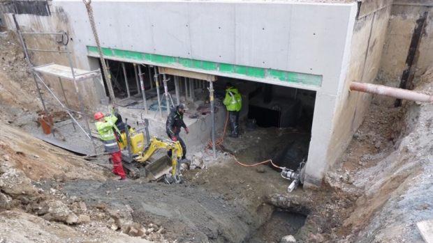 Hier stecken die Mehrkosten bei der Großbaustelle: Die viel zu dicke Bodenplatte zur Tiefgarage musste weggestemmt werden. Foto: Stadt Kulmbach