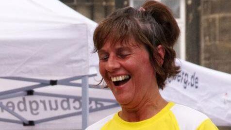 Lachend &uuml;berschreitet die Nordic-Walkerin Claudia Yartas die Ziellinie. Foto: Mario Deller