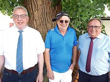 Rainer Schimpf (Mitte) trägt bereits Freizeit-Look und freut sich jetzt auf viele Reisen und darauf, ausgiebig Golf zu spielen. Bürgermeister Harald Hübner (links) und stellvertretender Landrat Dieter Schaar verabschiedet den Verwaltungsleiter in den Ruhestand. Foto: Horst Wunner