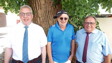 Rainer Schimpf (Mitte) trägt bereits Freizeit-Look und freut sich jetzt auf viele Reisen und darauf, ausgiebig Golf zu spielen. Bürgermeister Harald Hübner (links) und stellvertretender Landrat Dieter Schaar verabschiedet den Verwaltungsleiter in den Ruhestand. Foto: Horst Wunner