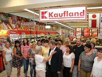 Da gab es noch Hoffnung: Im Juni 2018 richteten die Kaufland-Mitarbeiter den Appell an die Firmenzentrale, an der Filiale im Fritz festzuhalten. Auch Oberbürgermeister Henry Schramm, hier im Gespräch mit Gesamtbetriebsratsvorsitzender Gabriele Wolf, hat sich für die Filiale und die Beschäftigten eingesetzt, von denen sich viele inzwischen schon beruflich anderweitig orientiert und Kaufland verlassen haben. Foto: Archiv/Alexander Hartmann