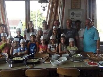 Begeistert zeigten sich Monika Back, Nicole Wehner, Julia Straub, die "Meisterköche" Marco Heinickel, Carsten Voll und Ata Chaudry sowie Gustav Fuß (CSU-Vorsitzender) mit den Kochschülern.  Foto: Verena Voll