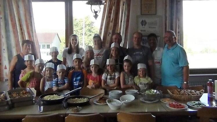 Begeistert zeigten sich Monika Back, Nicole Wehner, Julia Straub, die "Meisterköche" Marco Heinickel, Carsten Voll und Ata Chaudry sowie Gustav Fuß (CSU-Vorsitzender) mit den Kochschülern.  Foto: Verena Voll