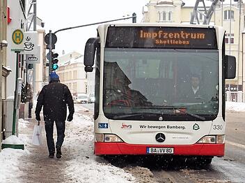 Der Bus fährt direkt zum Impfzentrum.