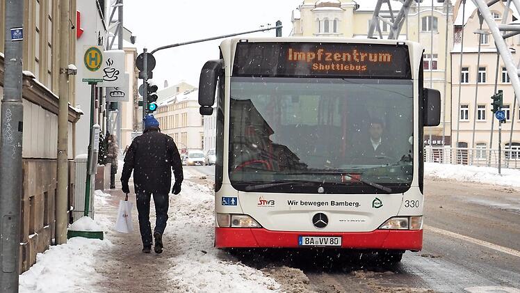 Der Bus fährt direkt zum Impfzentrum.