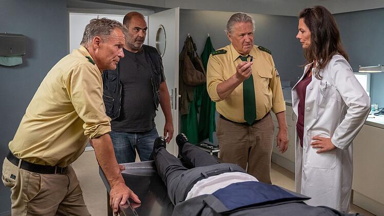 Und wieder eine Leiche in der Pathologie von Dr. Fuchs (Susu Padotzke, rechts). Franz Hubert (Christian Tramitz, links), Yazid (Hannes Ringlstetter, zweiter von links) und Reimund Girwidz (Michael Brandner) bringen sie mal wieder fast aus der Ruhe - aber eben nur fast.
