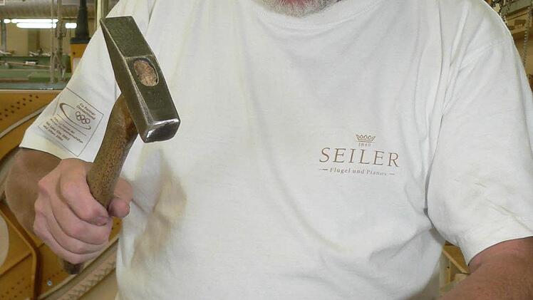 Hermann Schreiber arbeitet seit 44 Jahren bei Seiler. Hier h&auml;mmert er D&uuml;bel in eine Gussplatte.