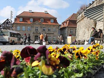 Die Sonne gab sich schon ein Stelldichein, aber die Menschen auf dem Marienplatz müssen auf den Frühling noch warten. Fotos: Jan Koch