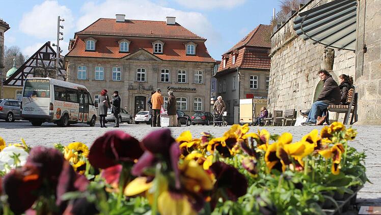 Die Sonne gab sich schon ein Stelldichein, aber die Menschen auf dem Marienplatz müssen auf den Frühling noch warten. Fotos: Jan Koch