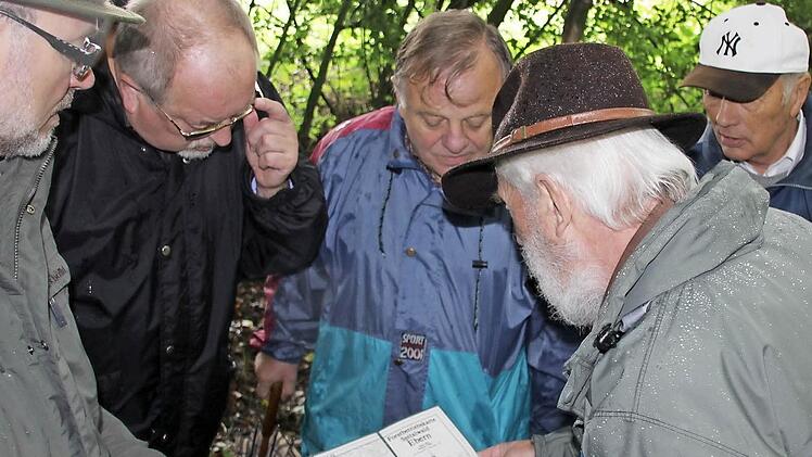Ja, wo ist denn nun die Grenze? Bürgermeister Herrmann, Pater Theiler, Albert Kuhn, Franz Geuß und Franz Eder beim Kartenstudium. Fotos: RK