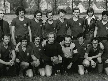 Erich Pult (stehend, Zweiter von rechts) starb am Freitag nach langer schwerer Krankheit. 1974 feierte er mit dem ATS Kulmbach den Aufstieg in die Fußball-Bayernliga. Hinten, von links: Trainer Werner Müller, Jürgen Schott, Horst Kunert, Peter Wuthe, Harry Förster, H. Seyffert, Erich Pult und Hilmar Gick; vorne, von links: Karl-Heinz Hocke, Karl-Heinz Wohland, Bernhard Teufel, Walter Dimler, Heinz Ziegenthaler, Helmut Wagner (†), Bruno Natterer und Georg Hübner. Fotos: Archiv