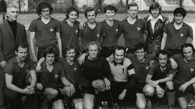 Erich Pult (stehend, Zweiter von rechts) starb am Freitag nach langer schwerer Krankheit. 1974 feierte er mit dem ATS Kulmbach den Aufstieg in die Fußball-Bayernliga. Hinten, von links: Trainer Werner Müller, Jürgen Schott, Horst Kunert, Peter Wuthe, Harry Förster, H. Seyffert, Erich Pult und Hilmar Gick; vorne, von links: Karl-Heinz Hocke, Karl-Heinz Wohland, Bernhard Teufel, Walter Dimler, Heinz Ziegenthaler, Helmut Wagner (†), Bruno Natterer und Georg Hübner. Fotos: Archiv