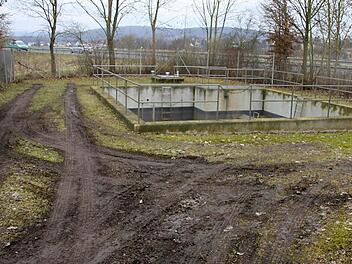 Die Reifenspuren verraten die Häufigkeit: Immer wieder müssen Eberns Klärwärter wegen Störungsmeldung zum Heubacher Regenüberlaufbecken, das 1987 an der B 279 gebaut wurde und nicht mehr auf dem Stand der Technik ist: 34 Einsätze allein im letzten Jahr. Foto: Ralf Kestel