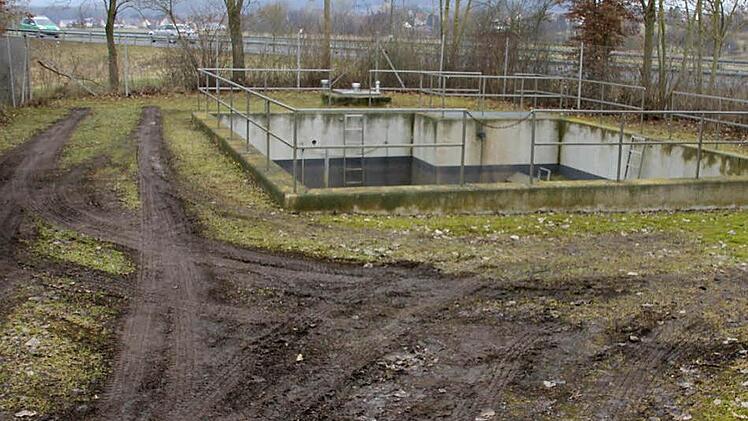 Die Reifenspuren verraten die Häufigkeit: Immer wieder müssen Eberns Klärwärter wegen Störungsmeldung zum Heubacher Regenüberlaufbecken, das 1987 an der B 279 gebaut wurde und nicht mehr auf dem Stand der Technik ist: 34 Einsätze allein im letzten Jahr. Foto: Ralf Kestel