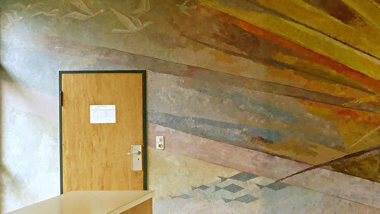 Ein Kunstwerk (linker Teil) Hubert Webers in der Schule in Hain. Es stammt aus dem Jahr 1964. Bei der Sanierung des Gebäudes soll - zusätzlich zu der Tür links - in der Mitte der Wand eine große Tür durchgebrochen werden. Kreisheimatpfleger Robert Wachter hofft, dass sich eine andere Lösung ergibt.  Foto: Robert Wachter