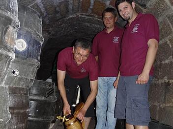 Sie freuen sich über ein gekühltes Bier aus dem familieneigenen Felsenkeller, der direkt an das Grundstück grenzt (von links): Thomas Henig, Mayk Wolf und Sebastian Höhn.  Foto: Johanna Eckert