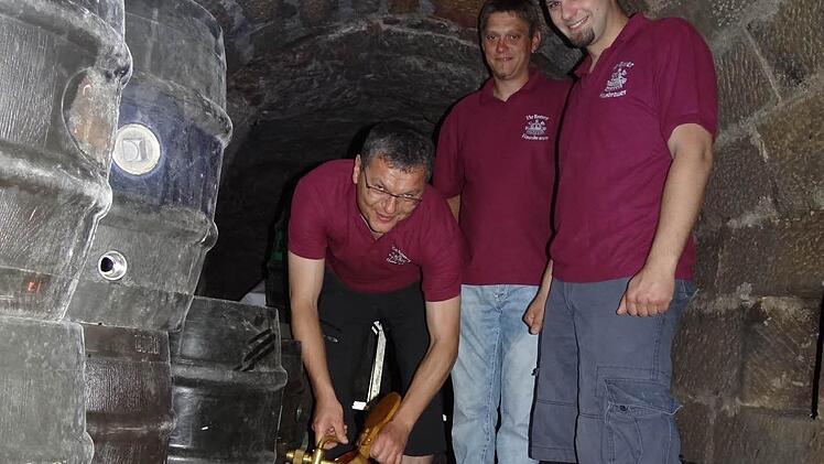 Sie freuen sich über ein gekühltes Bier aus dem familieneigenen Felsenkeller, der direkt an das Grundstück grenzt (von links): Thomas Henig, Mayk Wolf und Sebastian Höhn.  Foto: Johanna Eckert