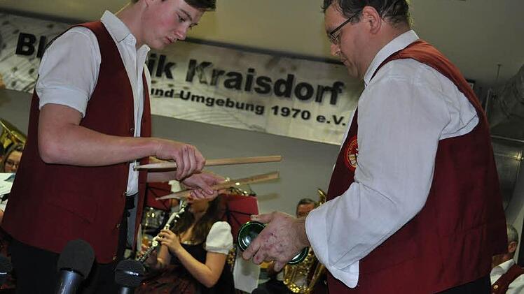 Volle Konzentration: Lukas Schneidawind beim "Flaschentrommeln".