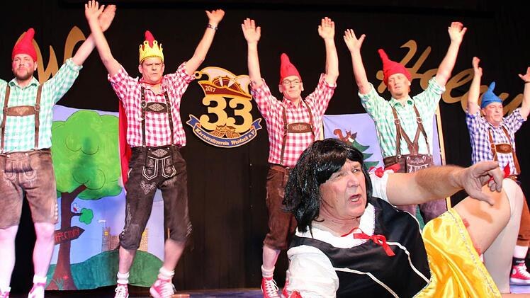 Die "Deffect's", die komische Männerballett-Ausgabe der Coburger Tanzsportgarde "Effect's", versprühen Erotik in Weidach. Foto: Bettina Knauth