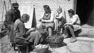 Das Kartoffelfest wird vorbereitet. Das Bild stammt aus den 1940er Jahren. Foto: Repro/Julia Raab