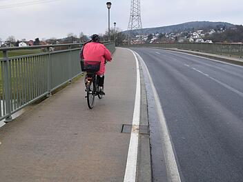 Diese Radlerin will kein Risiko  eingehen und nutzt den breiteren  Geh- und Radweg  auf der Gegenseite,  um nicht der Fahrbahn zu sein.Foto: Ronald Rinklef