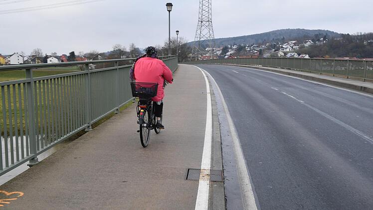 Diese Radlerin will kein Risiko  eingehen und nutzt den breiteren  Geh- und Radweg  auf der Gegenseite,  um nicht der Fahrbahn zu sein.Foto: Ronald Rinklef