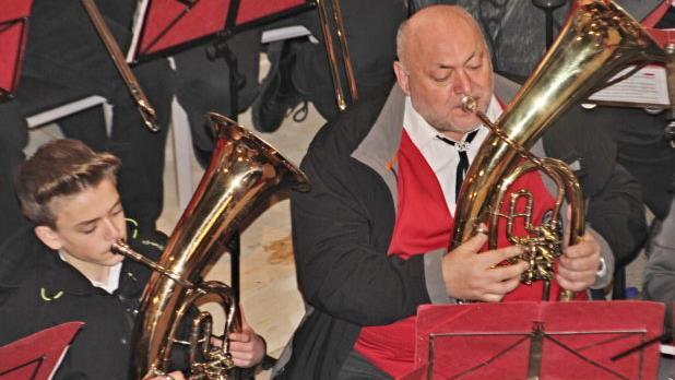 Kräftig ins Tenorhorn geblasen. Ein Nachwuchsmusiker mit einem "alten Hasen"Helmut Will