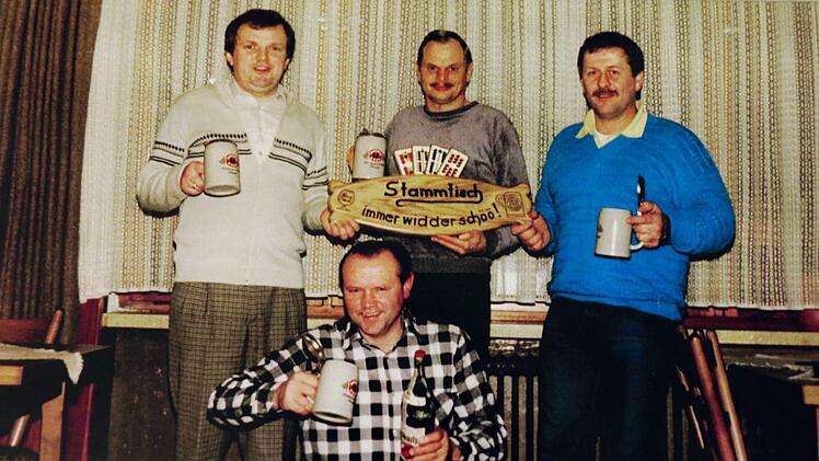 Die Kartler Oskar Krause, Roland Otto, G&uuml;nther Bergmann und Alfred Wei&szlig; im Gasthof Bergmann in Schirradorf bei der Gr&uuml;ndung ihres Stammtischs vor 40 Jahren ....
