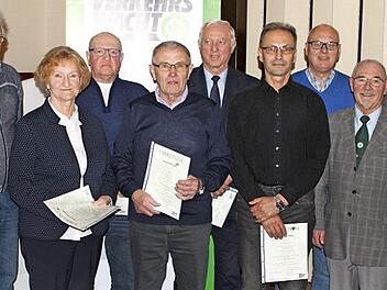 Die bei der Kreisverkehrswacht ausgezeichneten Mitglieder mit Vorsitzenden Roland Pyka (links), dem Leiter der Polizeiinspektion, Markus Löffler (rechts) und dem Beauftragten für bewährte Kraftfahrer Günther Neubauer (Dritter von rechts).  Foto: Michael Wunder