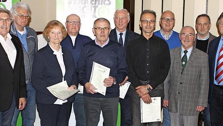 Die bei der Kreisverkehrswacht ausgezeichneten Mitglieder mit Vorsitzenden Roland Pyka (links), dem Leiter der Polizeiinspektion, Markus Löffler (rechts) und dem Beauftragten für bewährte Kraftfahrer Günther Neubauer (Dritter von rechts).  Foto: Michael Wunder