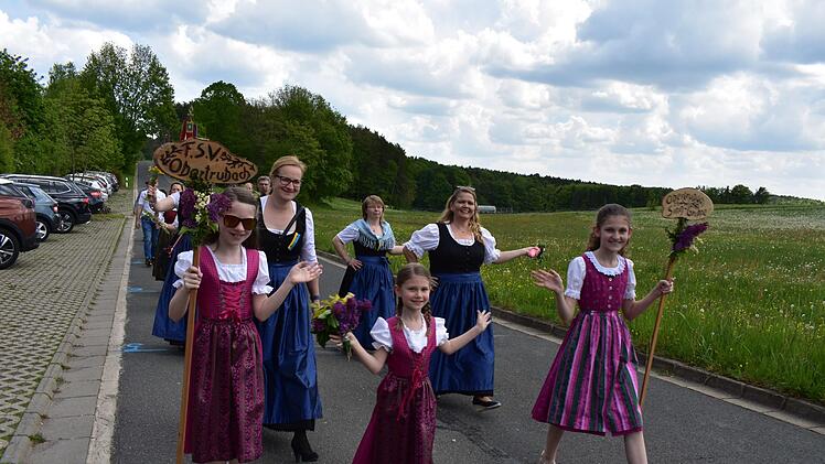 Der Festzug in Geschwand Foto: Petra Malbrich