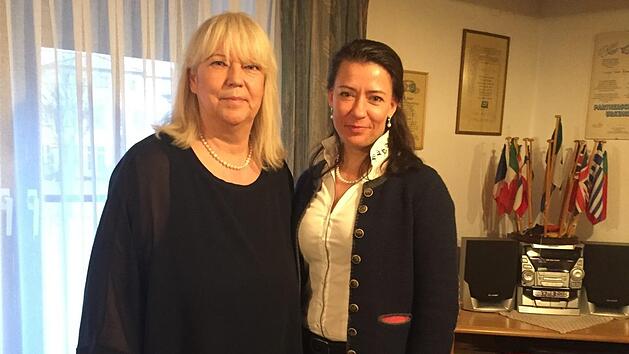 Claudia Conen, Landesvorsitze der Europa-Union Th&uuml;ringen, und die stellvertretende Vorsitzende des Hammelburger Kreisverbandes in der Europa-Union, Gudrun Kleinhenz.  Doris Tobisch