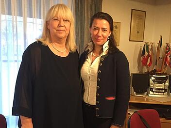 Claudia Conen, Landesvorsitze der Europa-Union Th&uuml;ringen, und die stellvertretende Vorsitzende des Hammelburger Kreisverbandes in der Europa-Union, Gudrun Kleinhenz.  Doris Tobisch