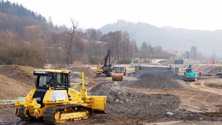 Planierraupen und Bagger bereiten das Gelände bei Höfles vor.